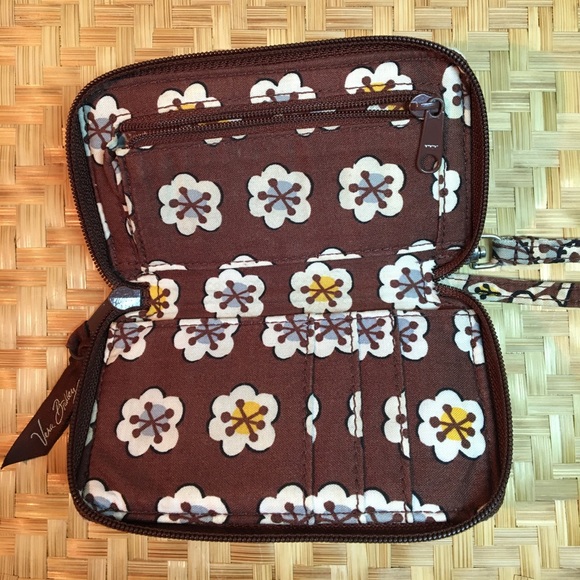 🍓Vera Bradley brown/beige floral wristlet. - Picture 3 of 3